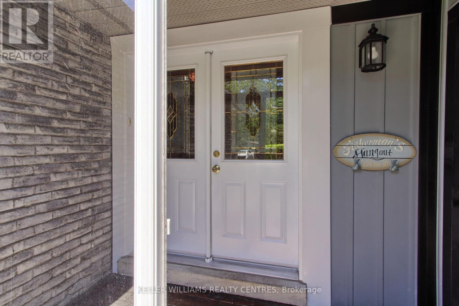 Photo 3 of 871 Elgin Street, Newmarket ON
