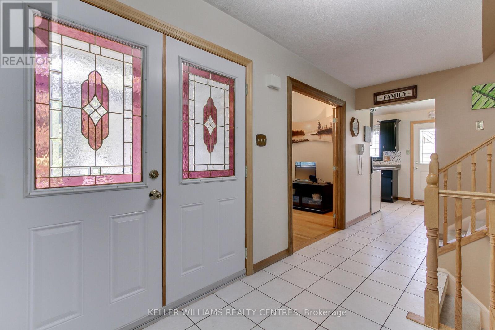Photo 5 of 871 Elgin Street, Newmarket ON