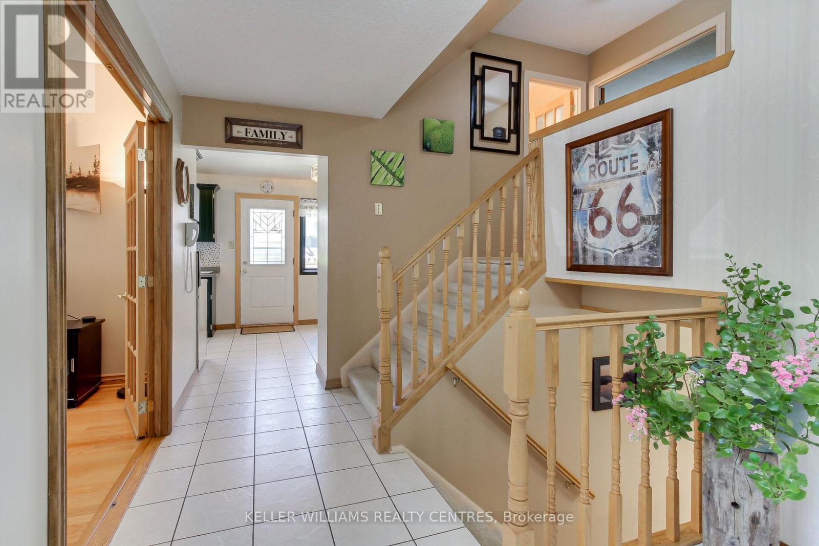 Photo 6 of 871 Elgin Street, Newmarket ON