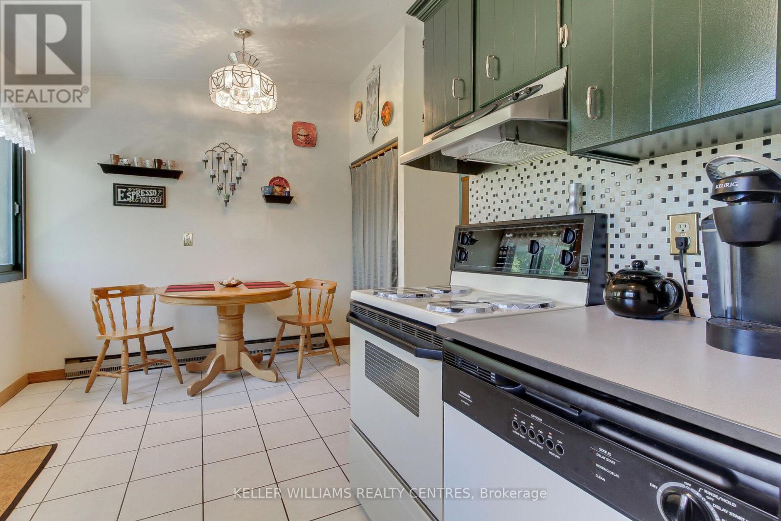 Photo 7 of 871 Elgin Street, Newmarket ON