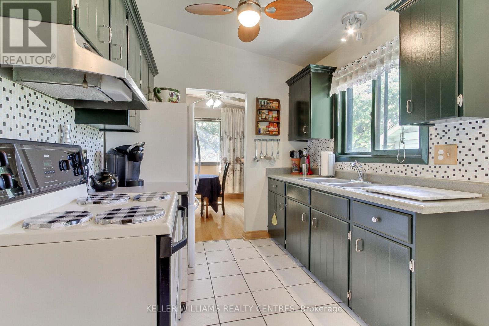 Photo 9 of 871 Elgin Street, Newmarket ON