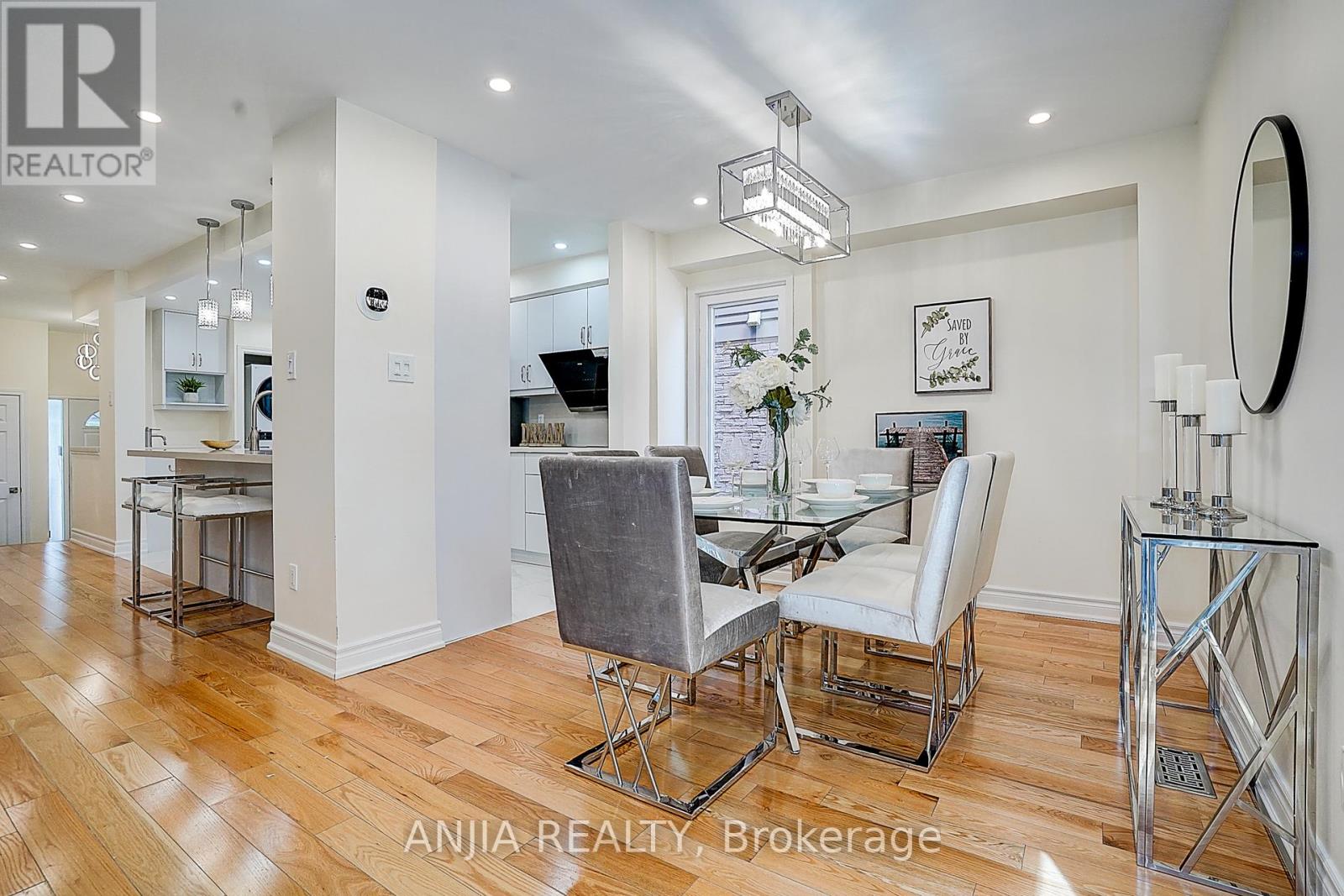 Photo 10 of 40 Foxglove Court, Markham ON