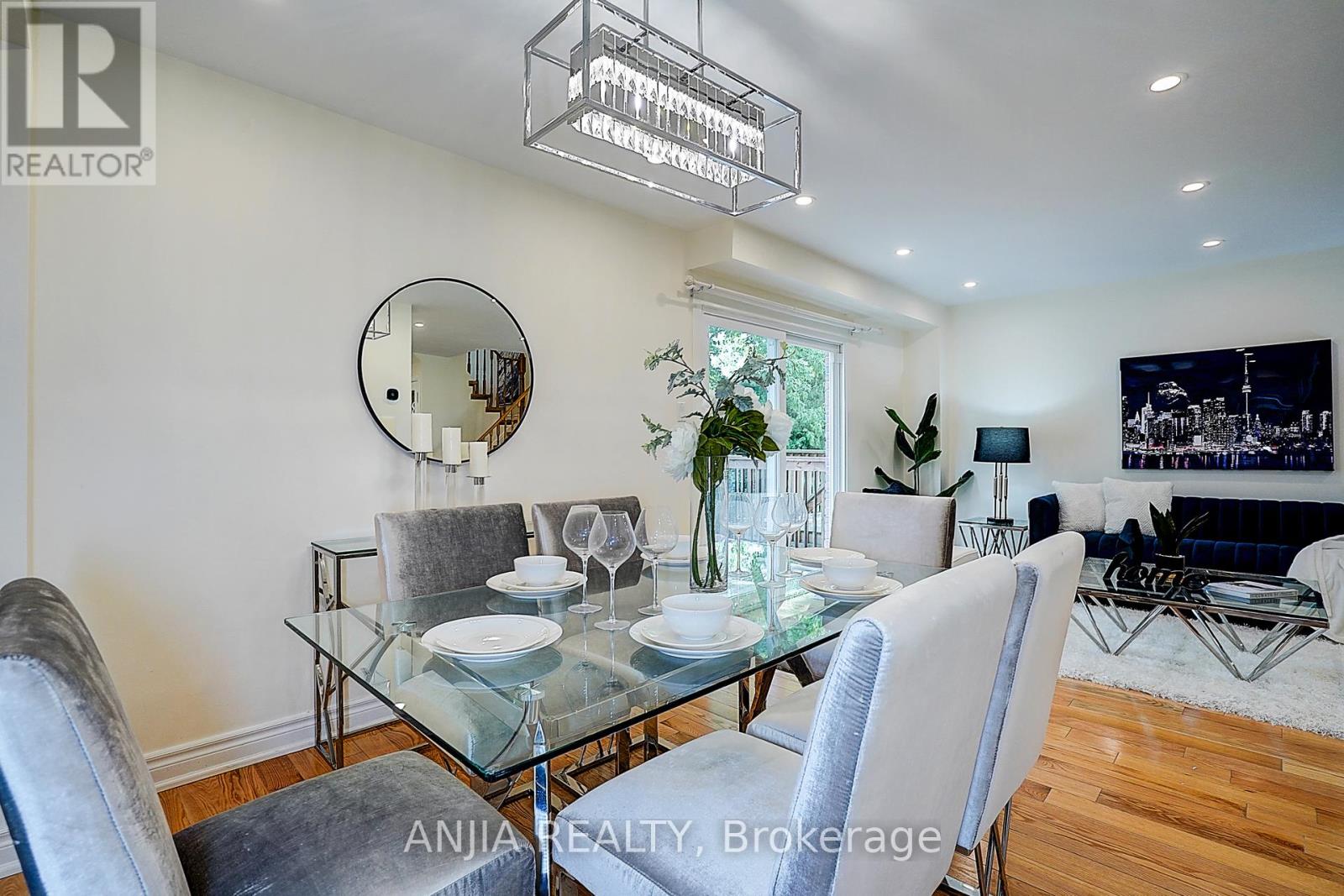 Photo 11 of 40 Foxglove Court, Markham ON
