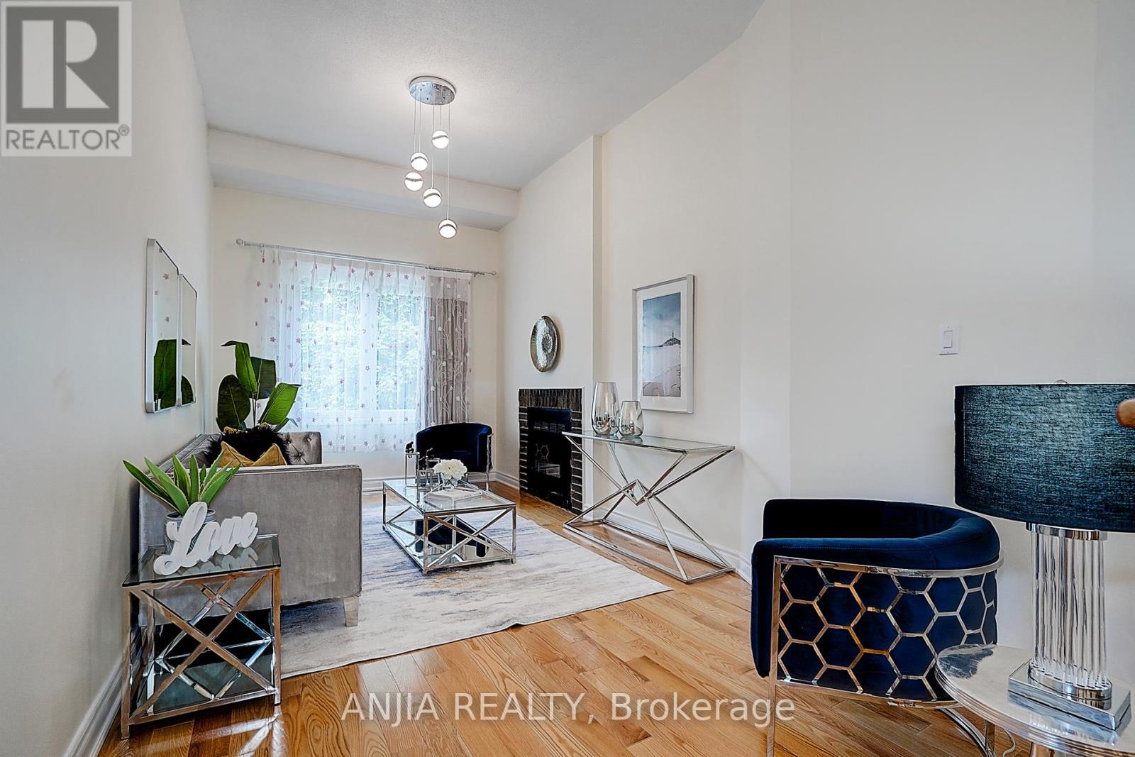 Photo 17 of 40 Foxglove Court, Markham ON