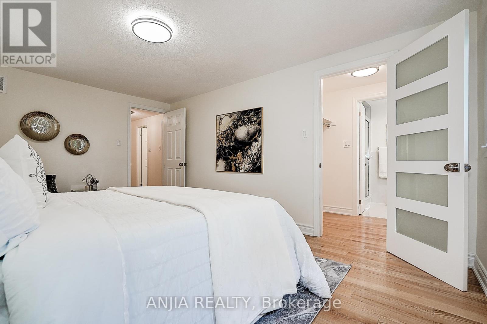 Photo 20 of 40 Foxglove Court, Markham ON