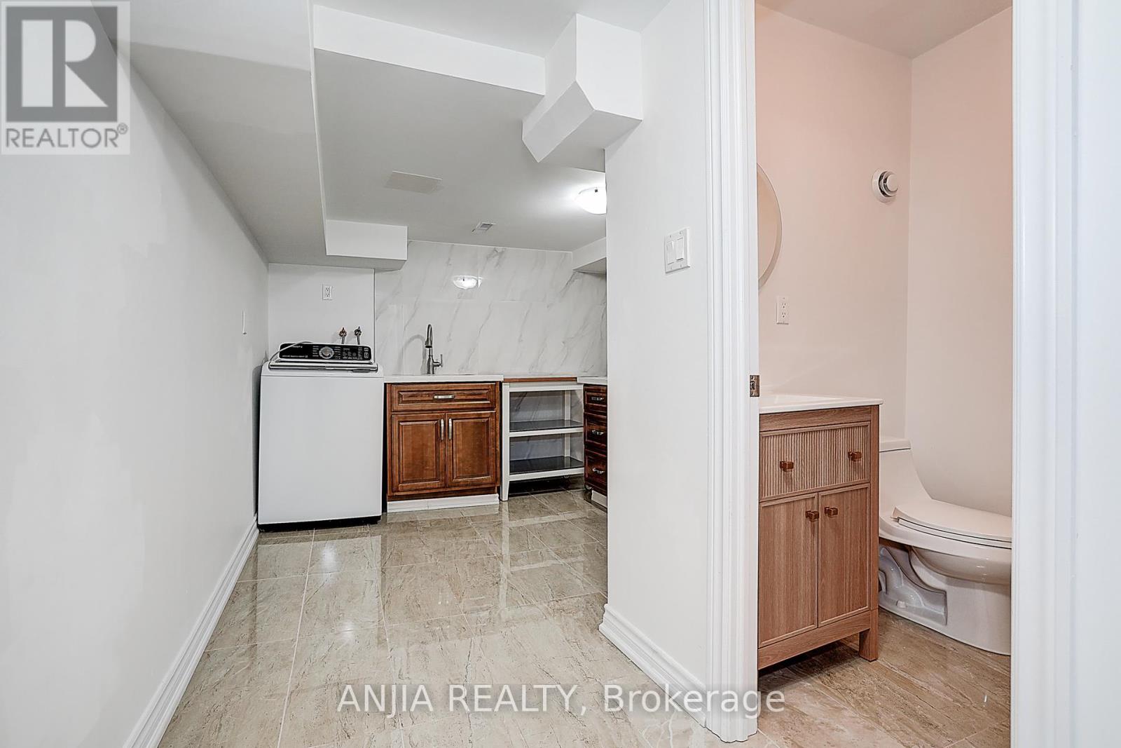 Photo 25 of 40 Foxglove Court, Markham ON