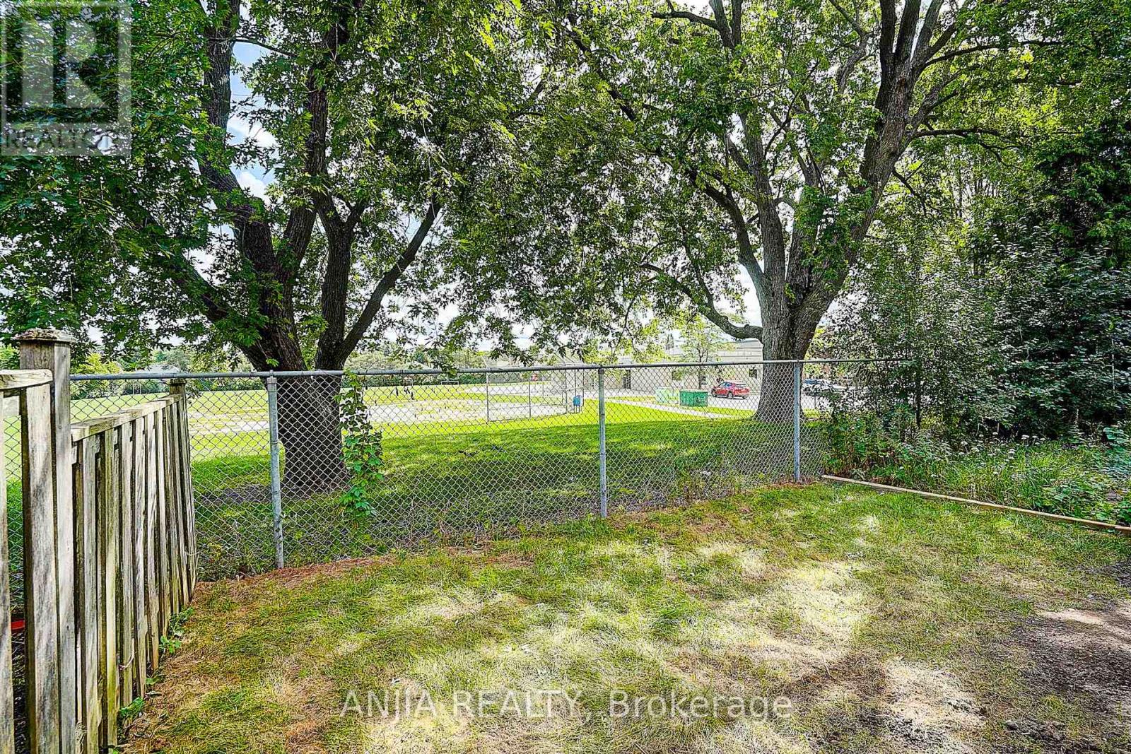 Photo 30 of 40 Foxglove Court, Markham ON