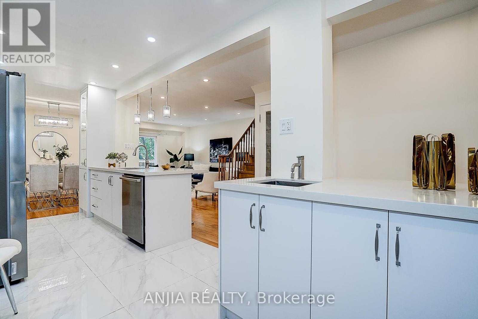 Photo 5 of 40 Foxglove Court, Markham ON