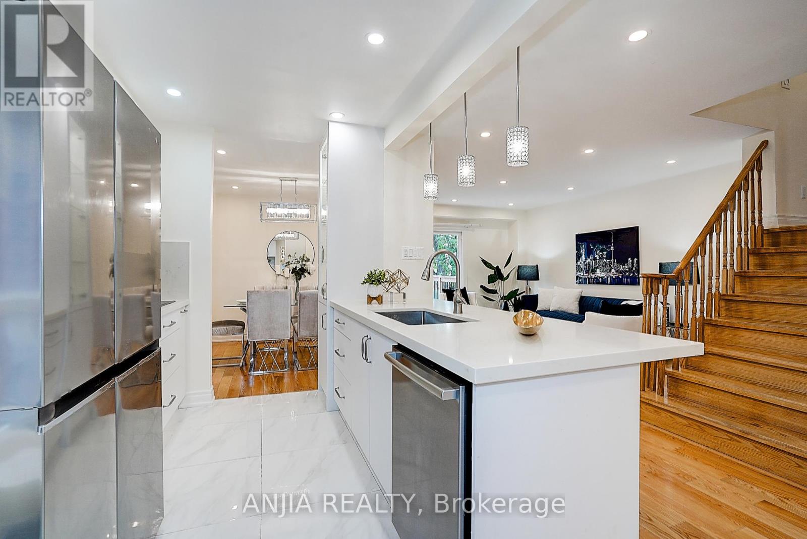 Photo 7 of 40 Foxglove Court, Markham ON