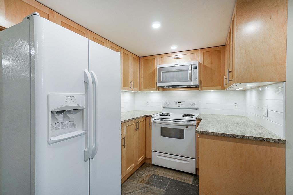 Photo 3 of 14686 St Andrews Drive, Surrey BC