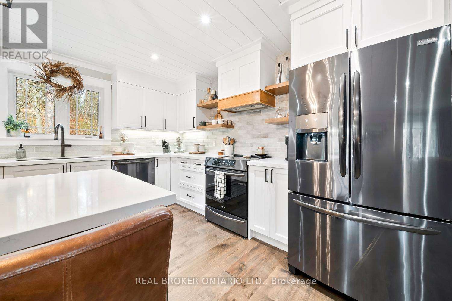 Photo 12 of 8 Crystalwood Lane, Springwater ON