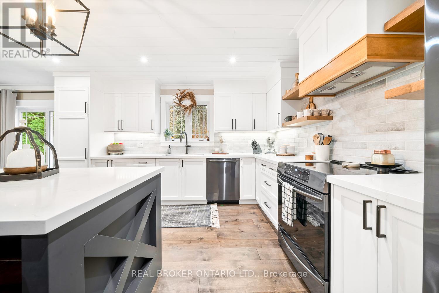 Photo 13 of 8 Crystalwood Lane, Springwater ON