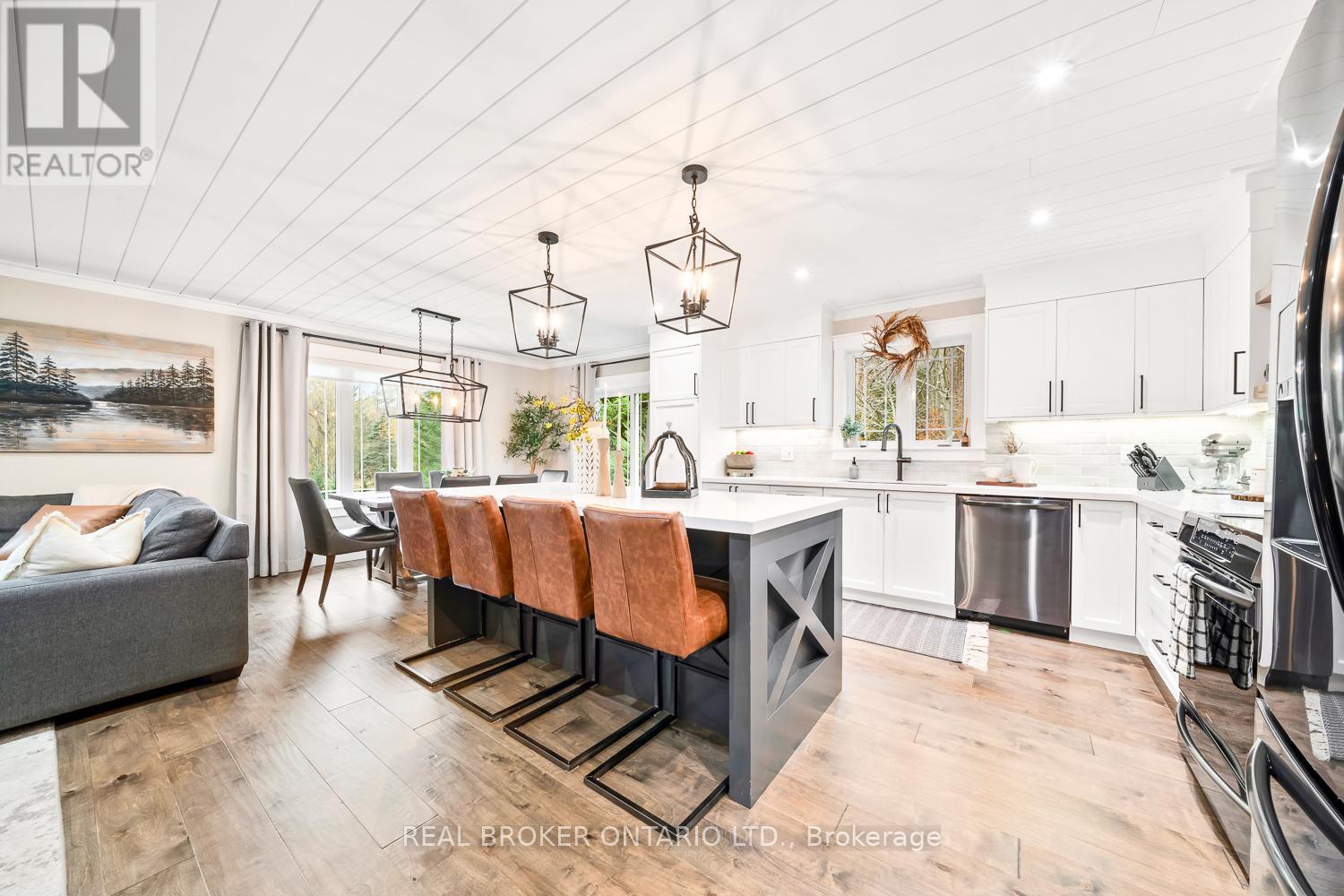 Photo 14 of 8 Crystalwood Lane, Springwater ON