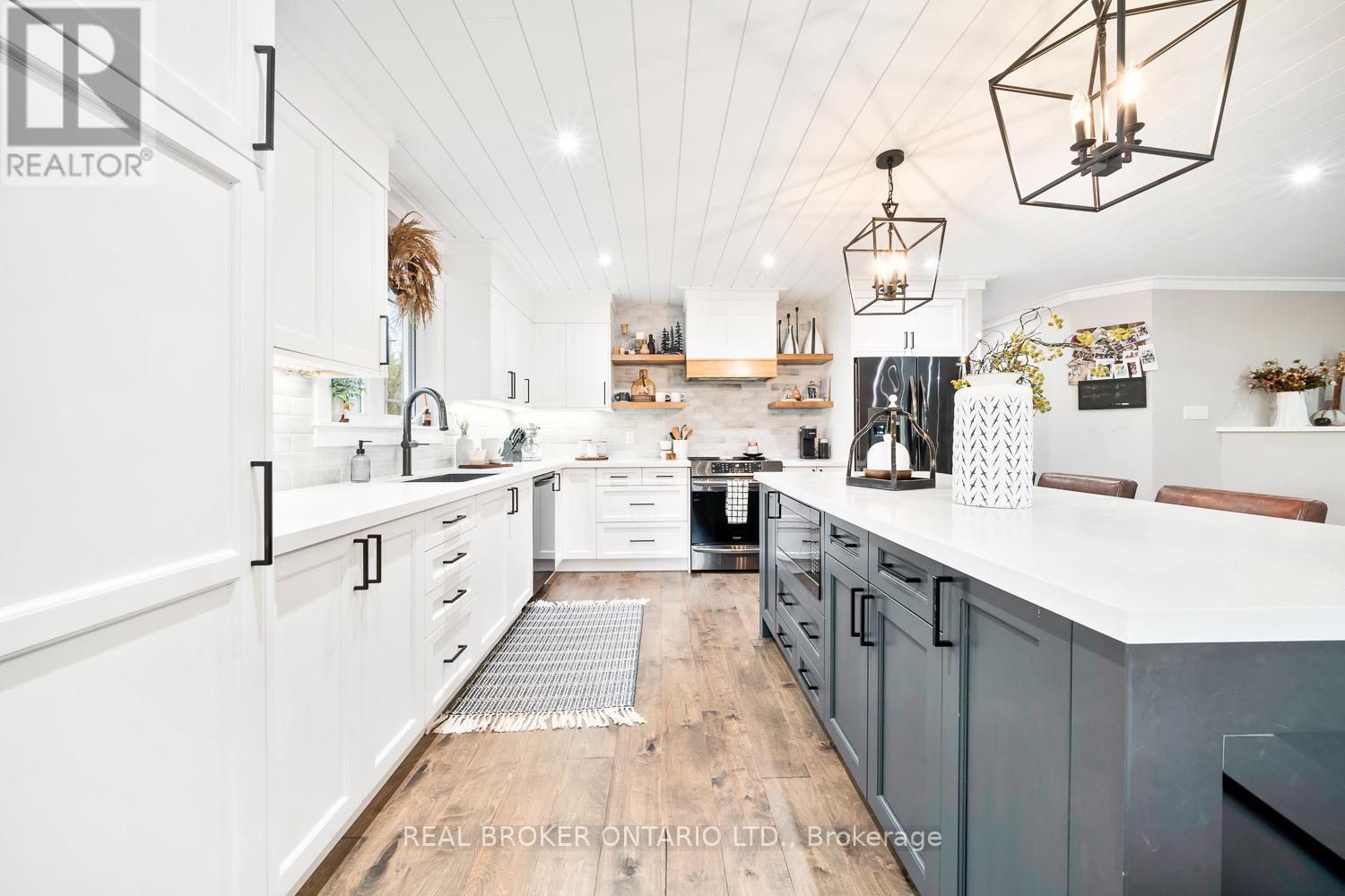 Photo 15 of 8 Crystalwood Lane, Springwater ON