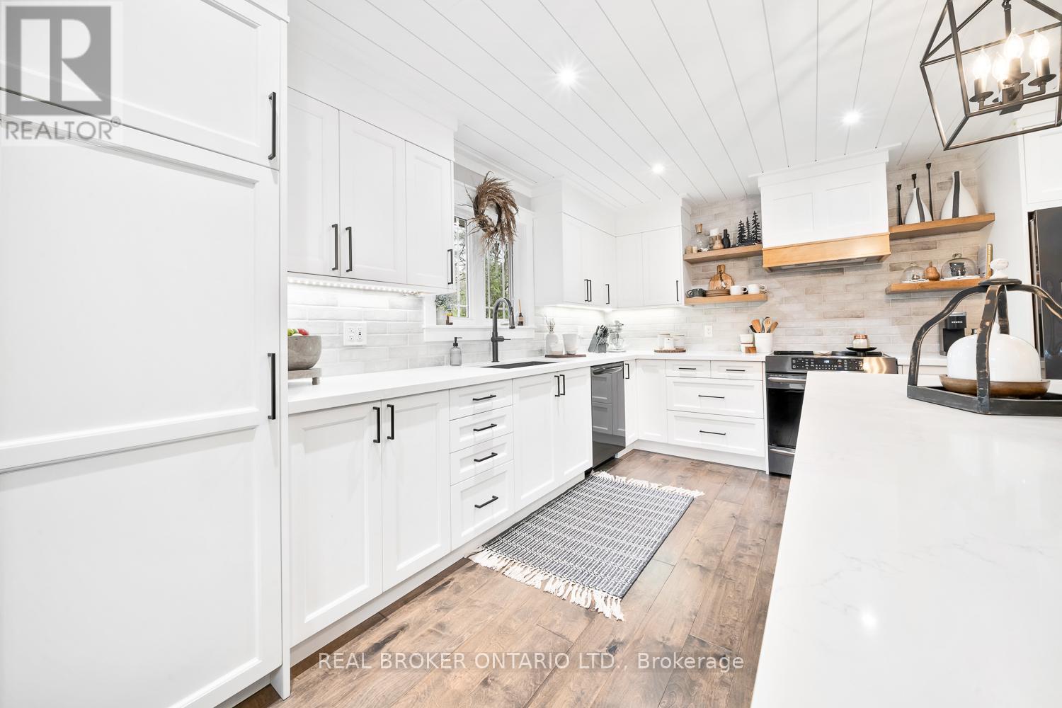 Photo 16 of 8 Crystalwood Lane, Springwater ON