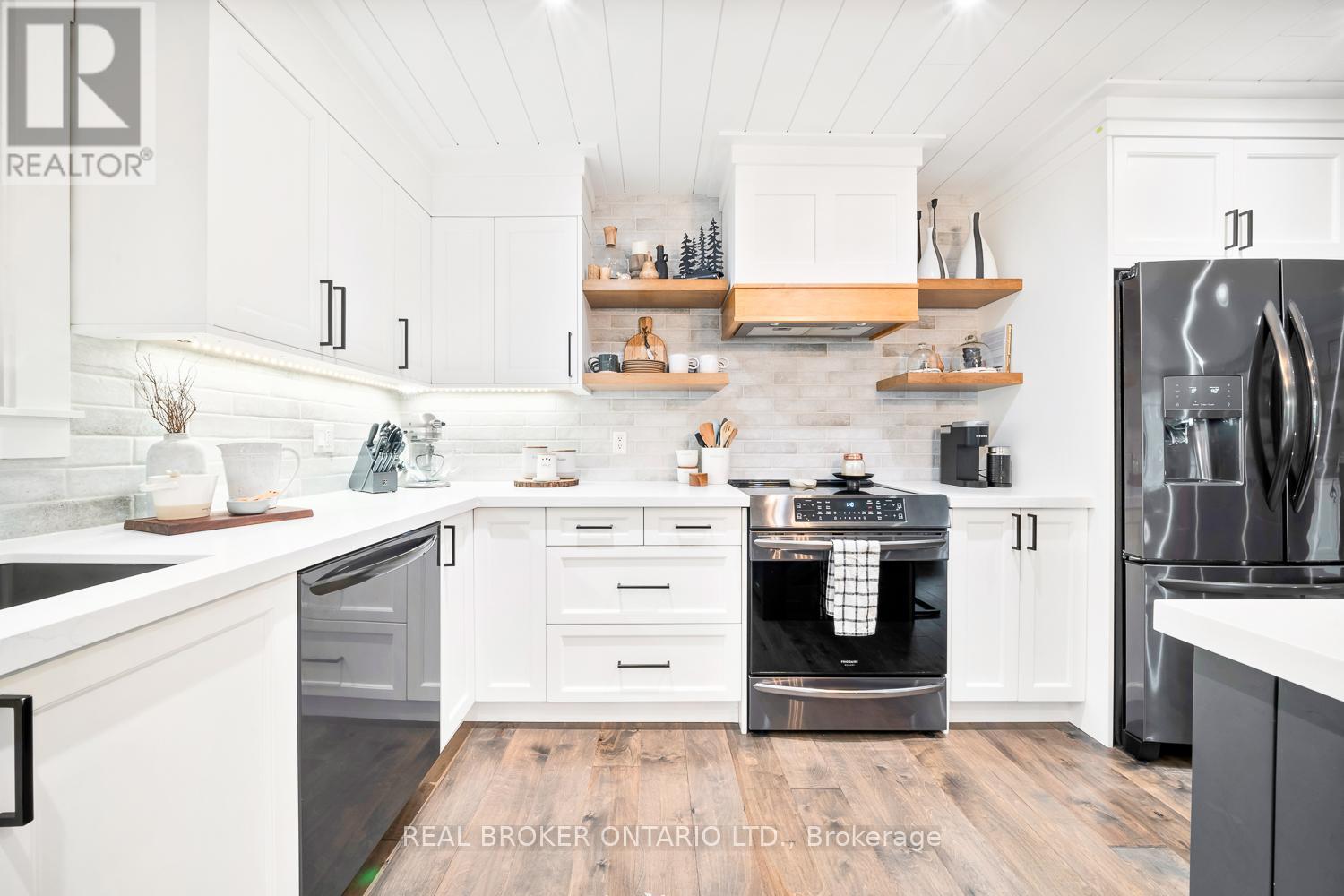 Photo 17 of 8 Crystalwood Lane, Springwater ON