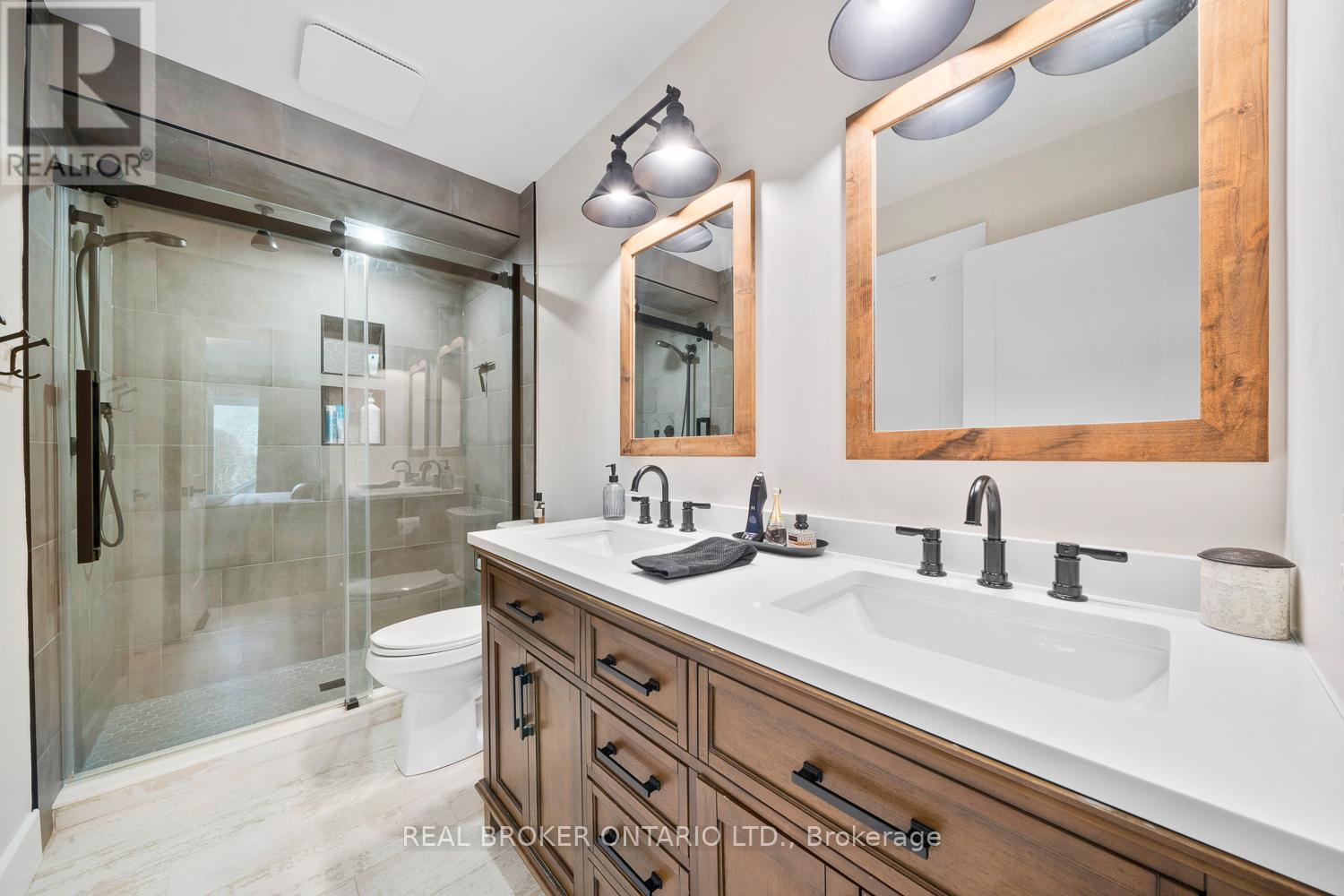 Photo 21 of 8 Crystalwood Lane, Springwater ON
