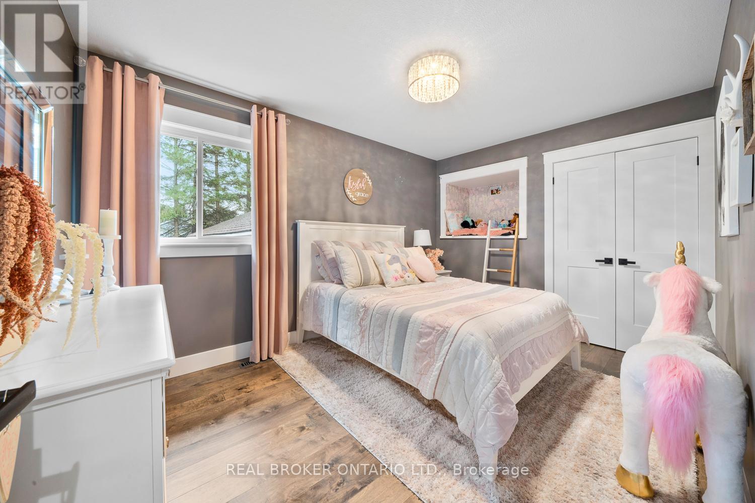 Photo 23 of 8 Crystalwood Lane, Springwater ON
