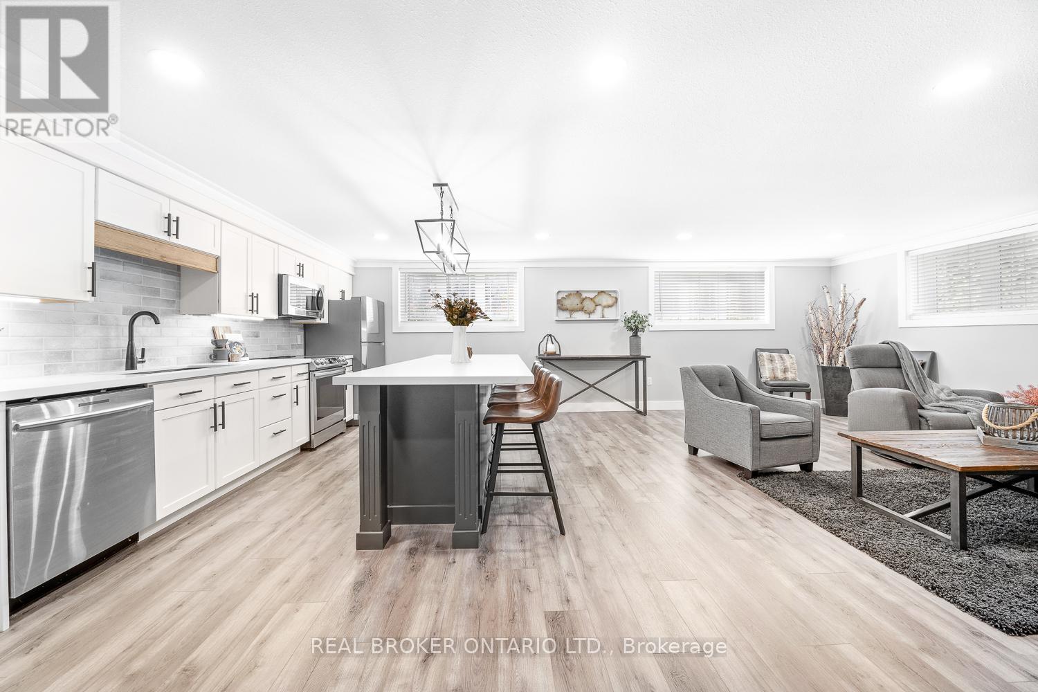 Photo 25 of 8 Crystalwood Lane, Springwater ON