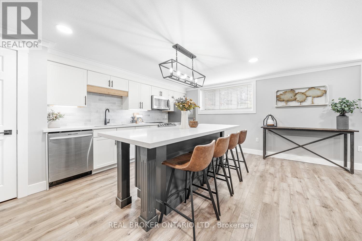 Photo 26 of 8 Crystalwood Lane, Springwater ON