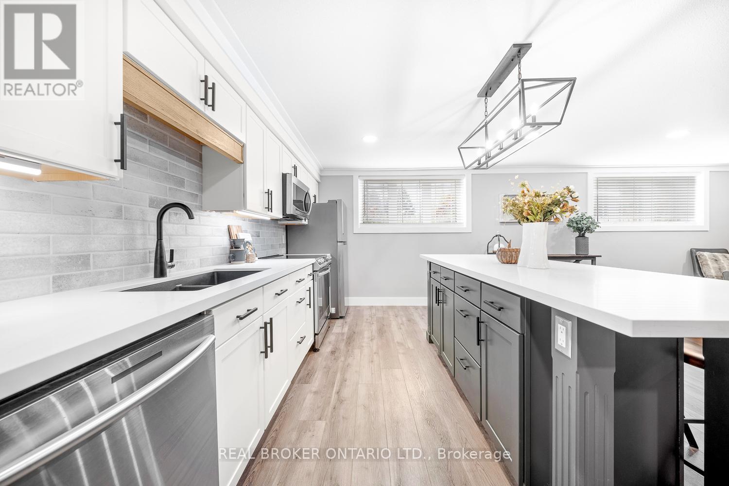 Photo 27 of 8 Crystalwood Lane, Springwater ON