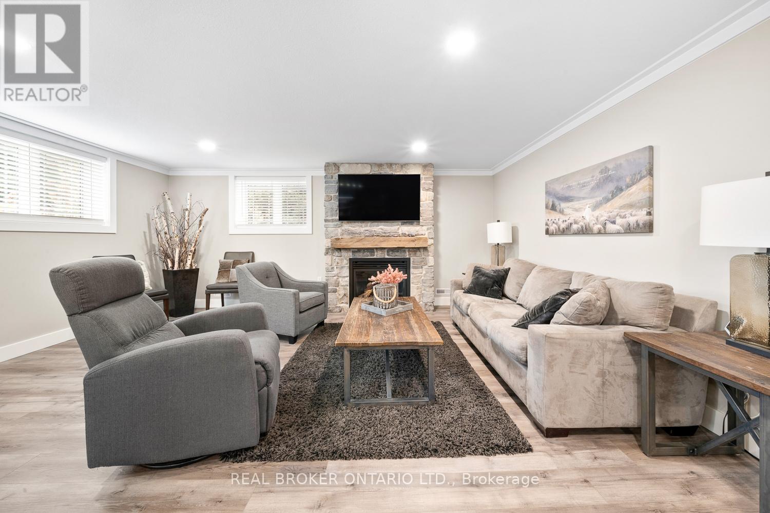 Photo 29 of 8 Crystalwood Lane, Springwater ON