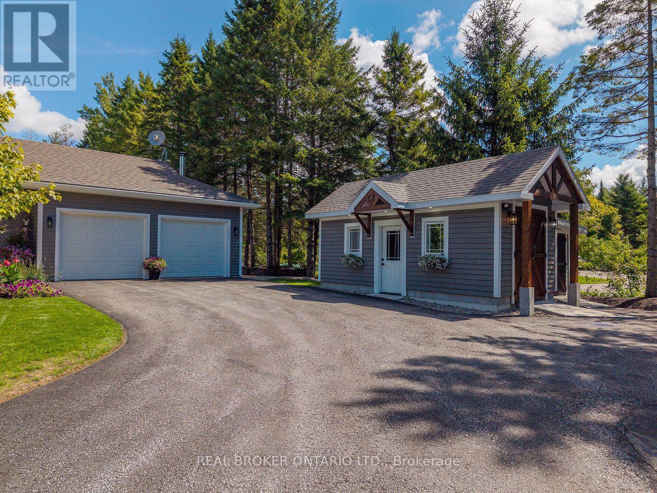 Photo 3 of 8 Crystalwood Lane, Springwater ON