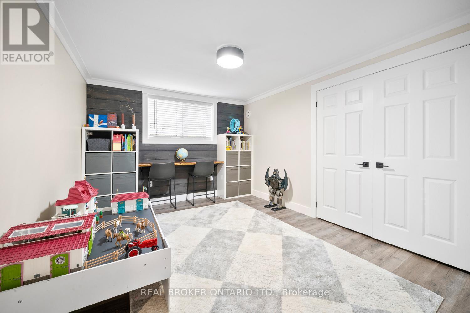Photo 31 of 8 Crystalwood Lane, Springwater ON