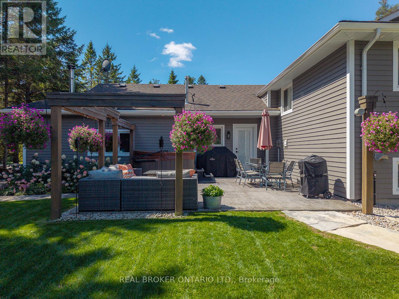 Photo 35 of 8 Crystalwood Lane, Springwater ON
