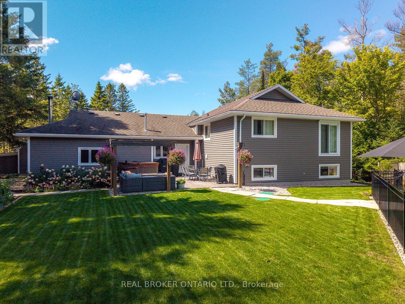 Photo 36 of 8 Crystalwood Lane, Springwater ON