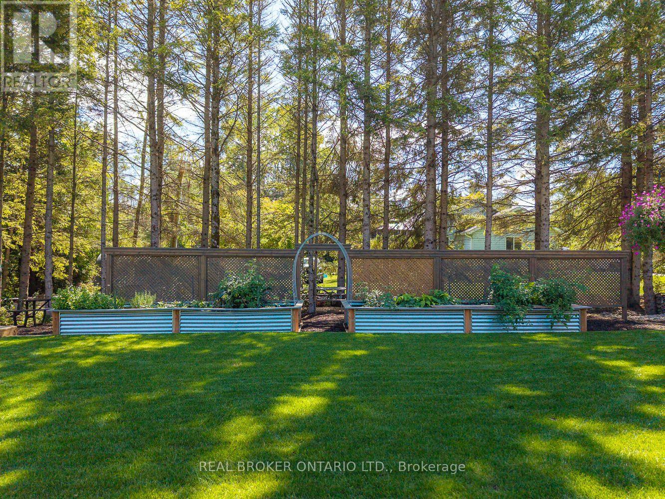 Photo 40 of 8 Crystalwood Lane, Springwater ON