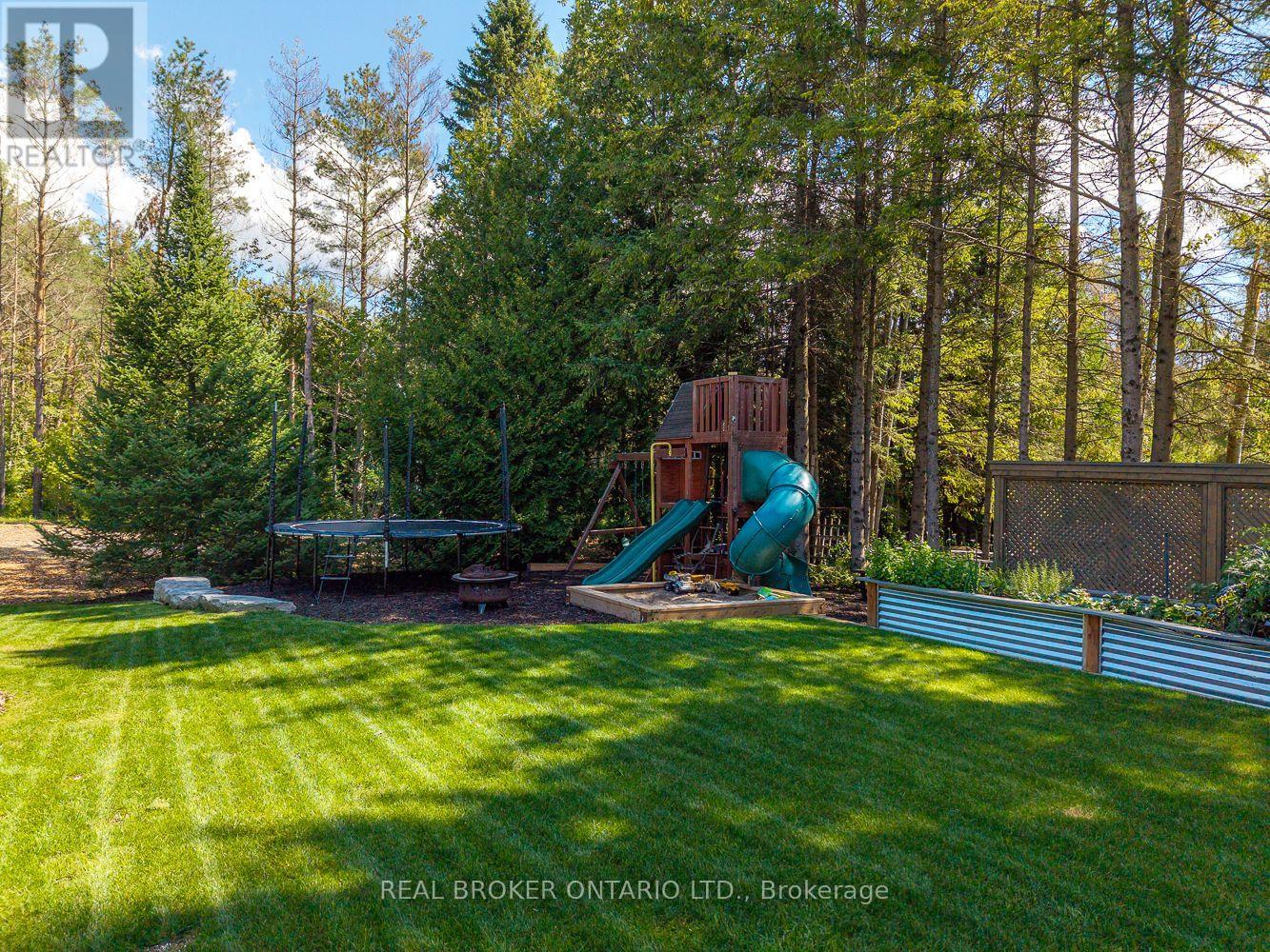 Photo 41 of 8 Crystalwood Lane, Springwater ON
