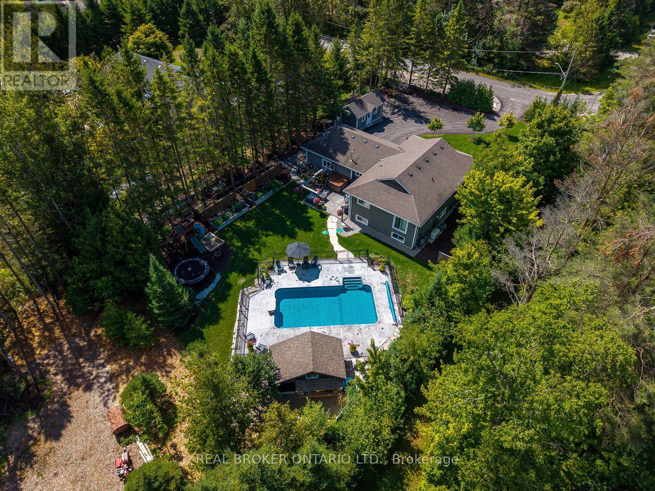 Photo 43 of 8 Crystalwood Lane, Springwater ON