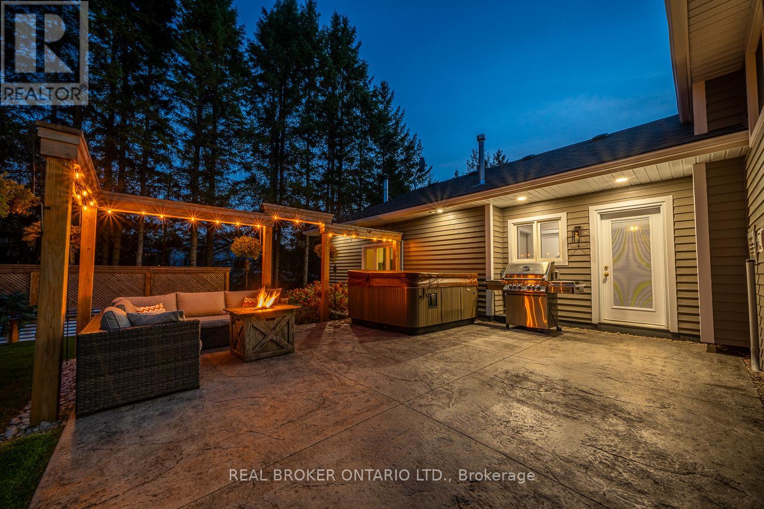 Photo 44 of 8 Crystalwood Lane, Springwater ON