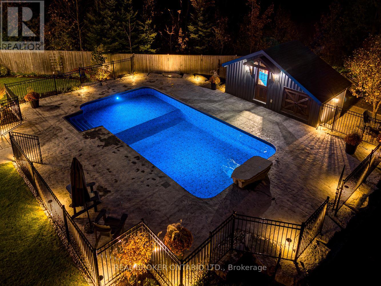 Photo 48 of 8 Crystalwood Lane, Springwater ON