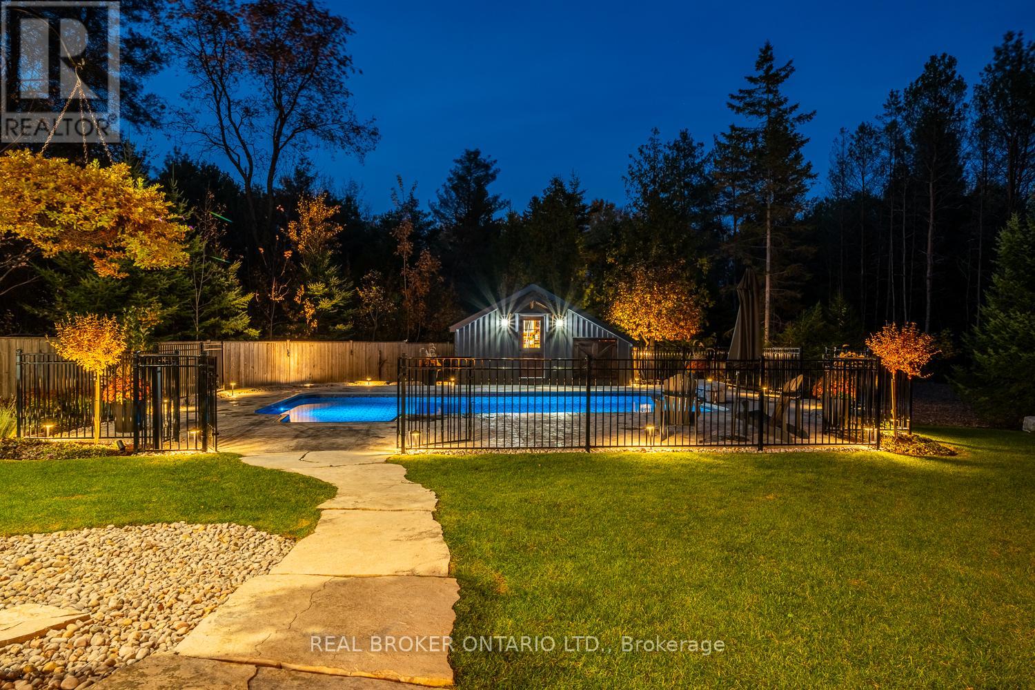 Photo 49 of 8 Crystalwood Lane, Springwater ON