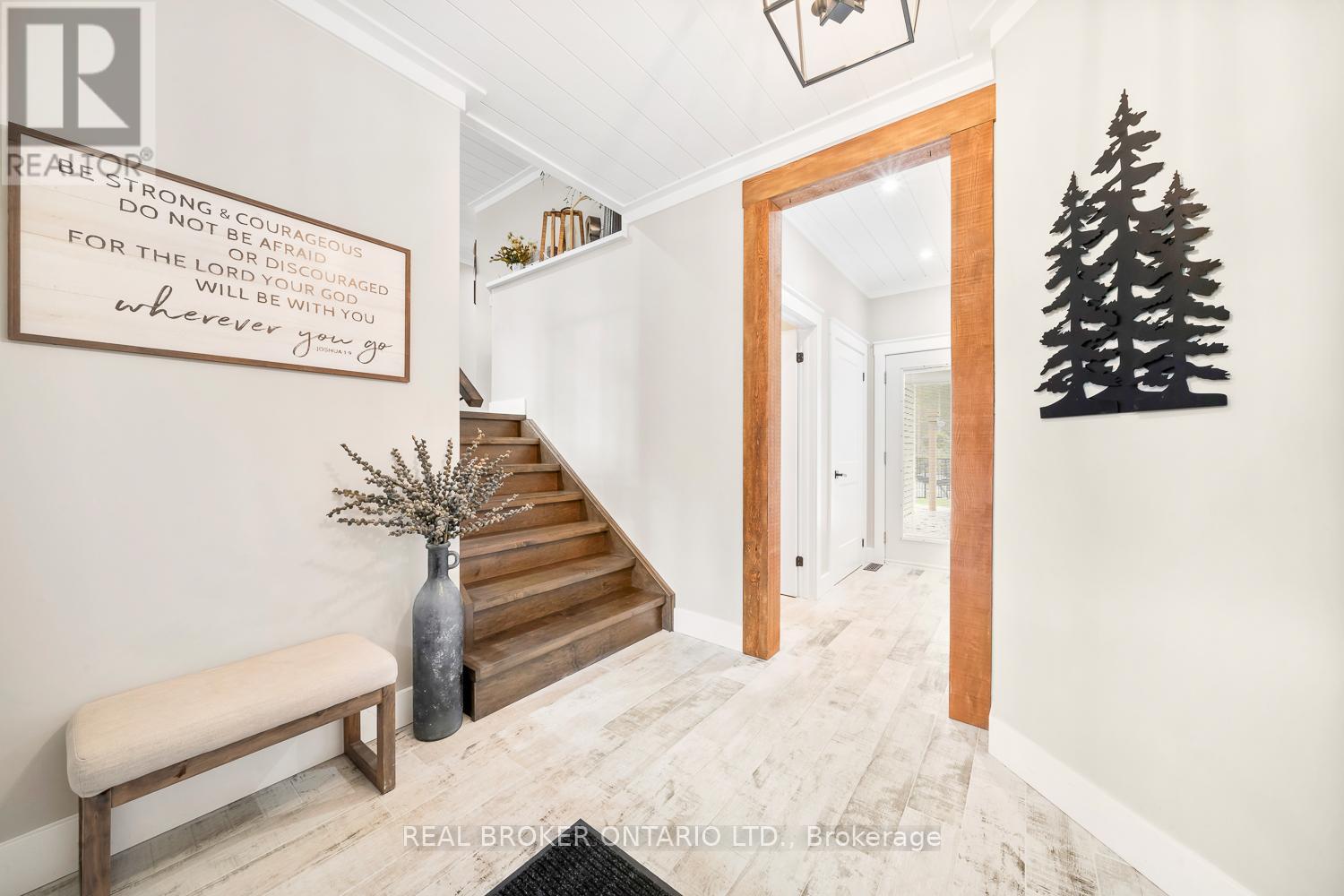 Photo 5 of 8 Crystalwood Lane, Springwater ON