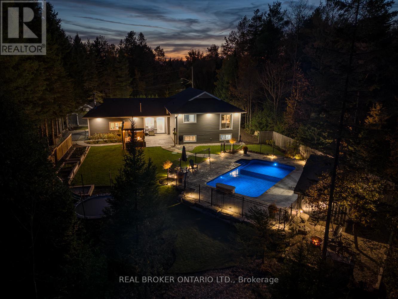 Photo 50 of 8 Crystalwood Lane, Springwater ON