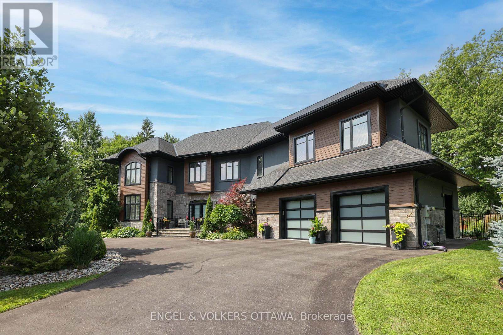 Spacius double garage