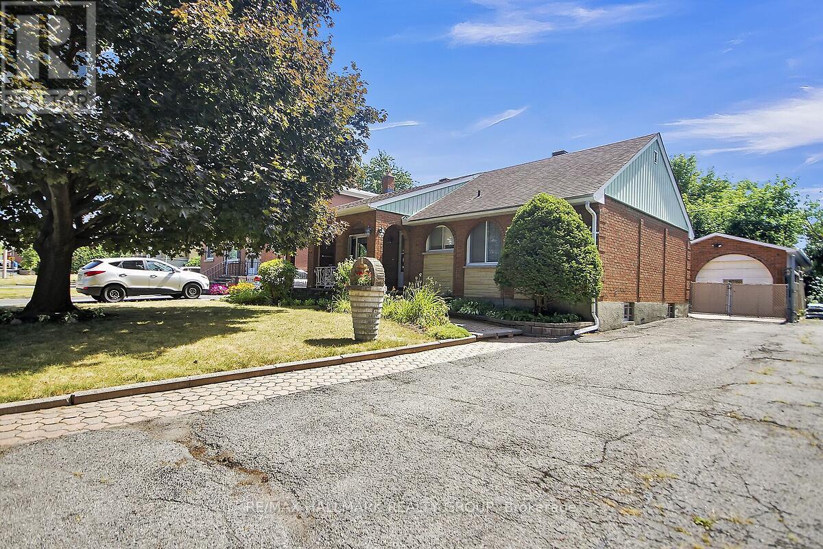 Note the oversized detached Garage/ Workshop!