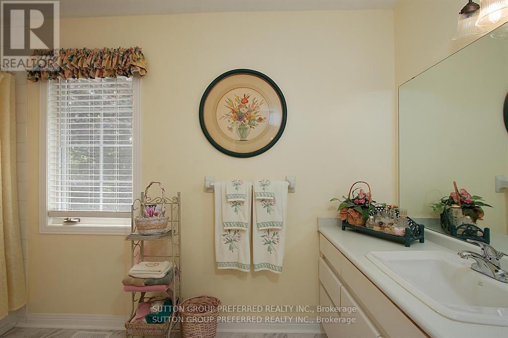 Photo 30 of 63 Wheeler Court, Thames Centre ON