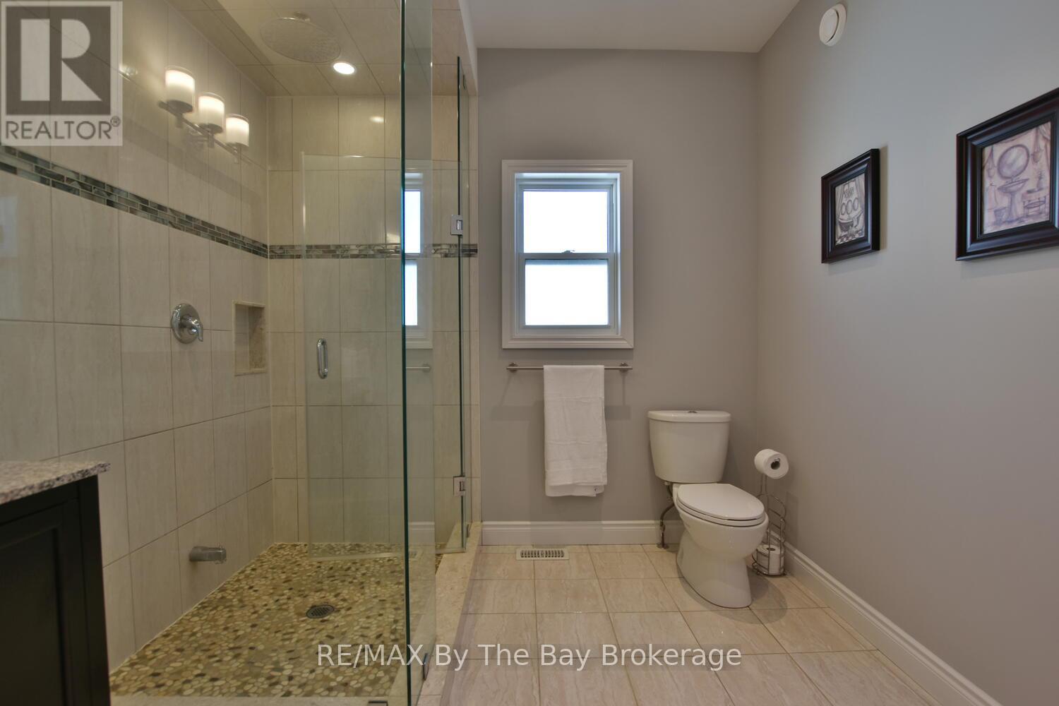 Photo 18 of 37 Wesley Avenue, Wasaga Beach ON