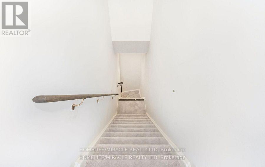 Photo 5 of 16 3415 Ridgeway Drive, Mississauga ON