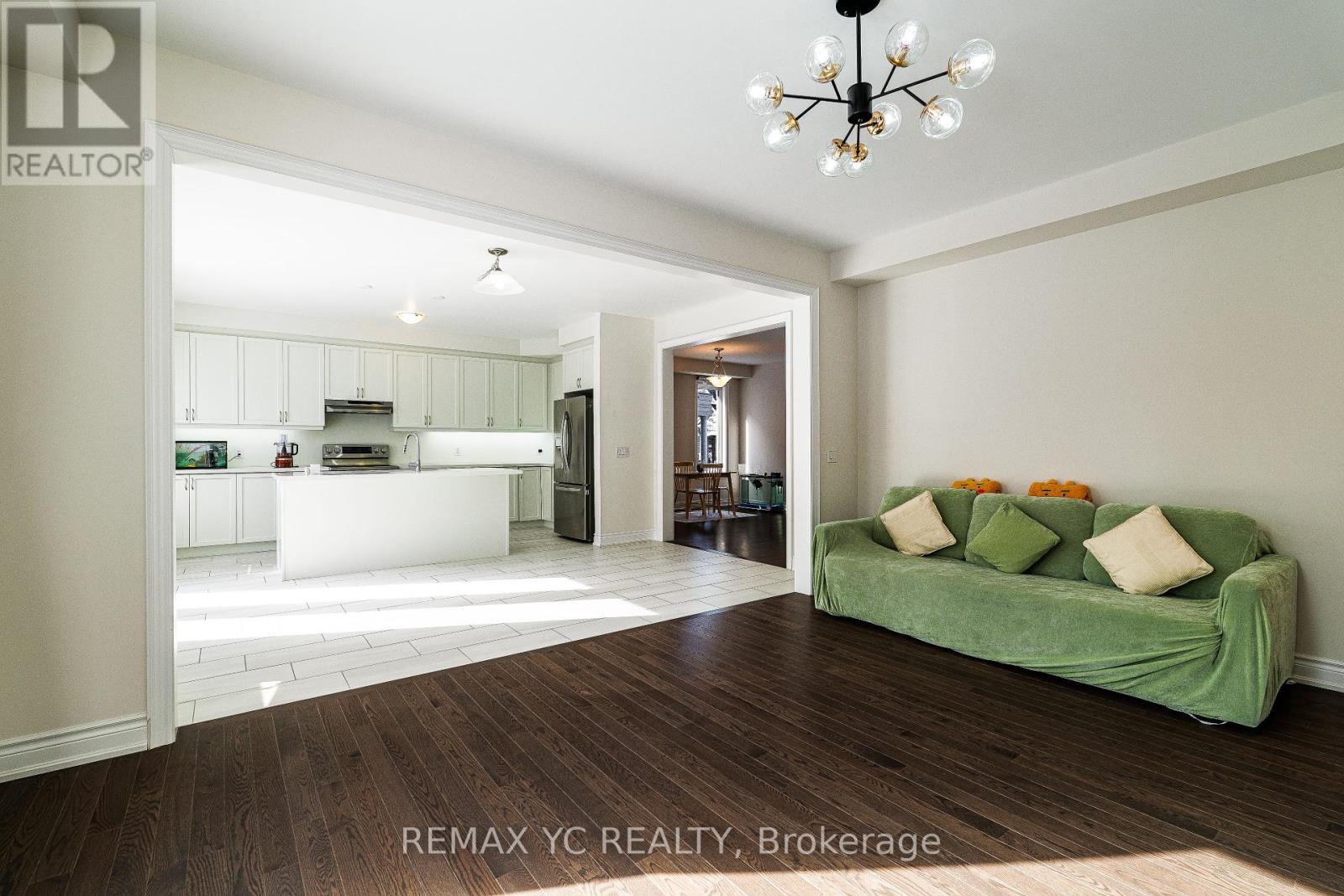 Photo 11 of 17 Hitching Post Lane, Georgina ON