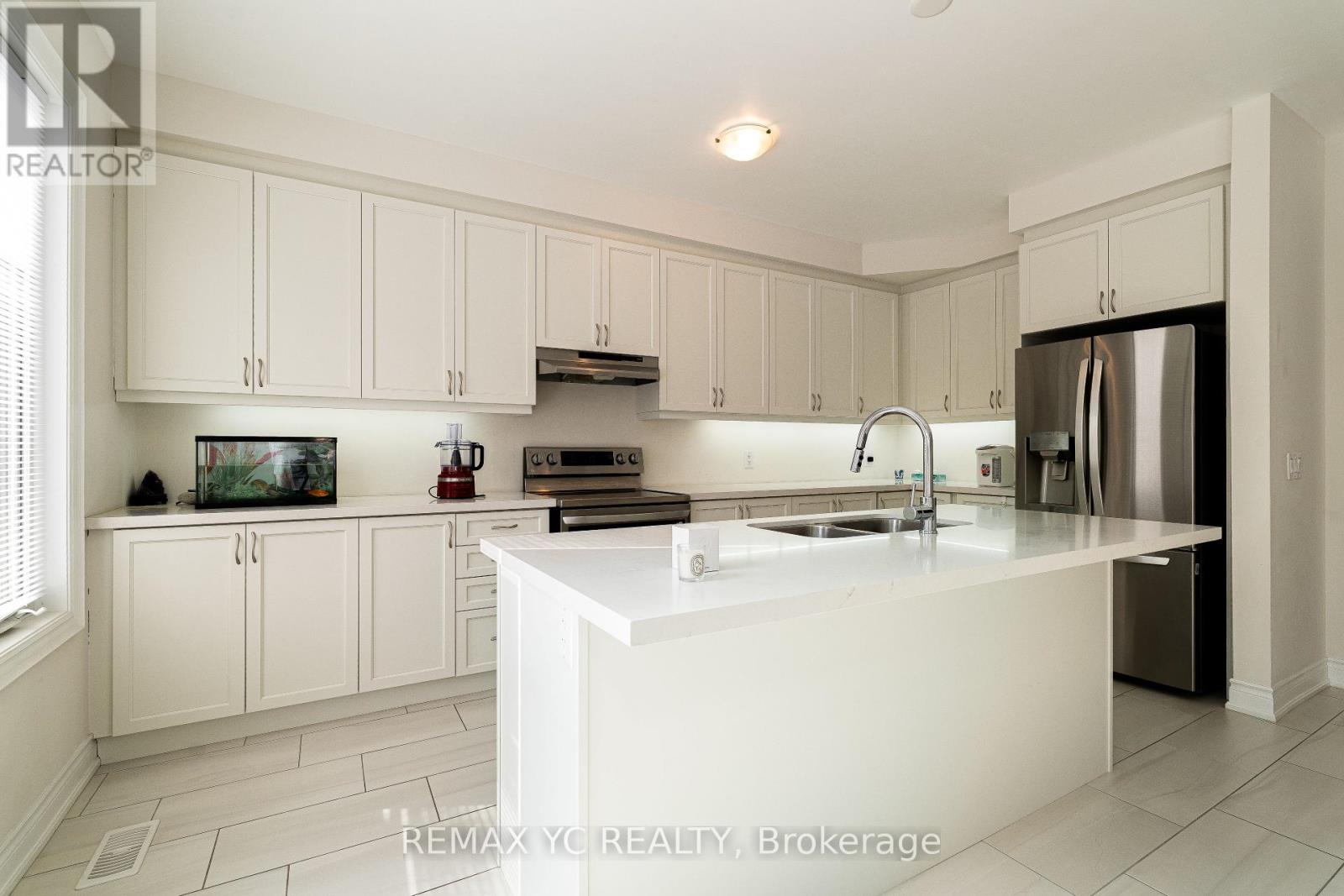 Photo 13 of 17 Hitching Post Lane, Georgina ON