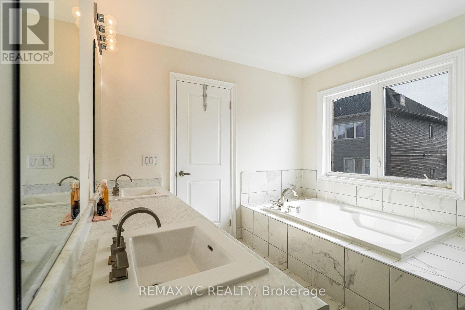 Photo 31 of 17 Hitching Post Lane, Georgina ON