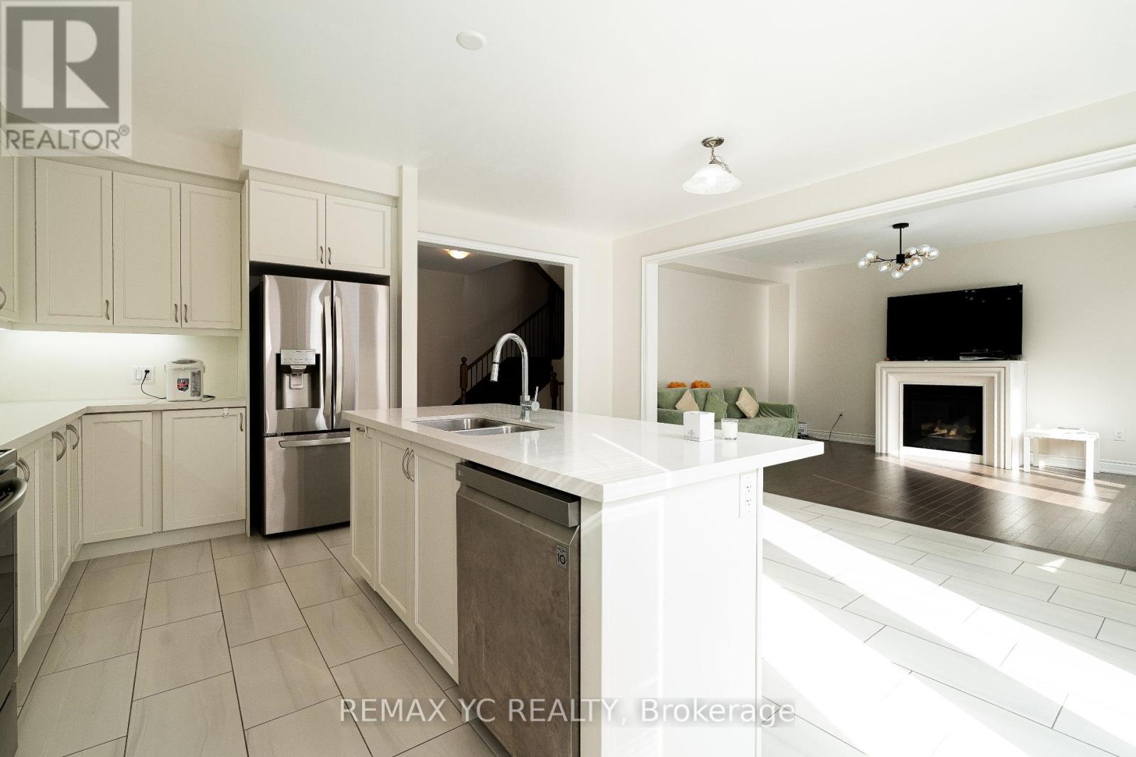 Photo 15 of 17 Hitching Post Lane, Georgina ON