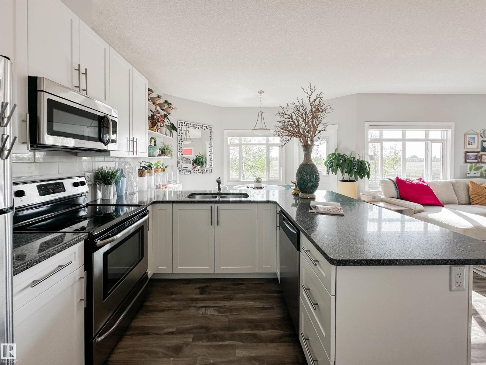 Photo 8 of 6 16537 130 A St Nw, Edmonton AB