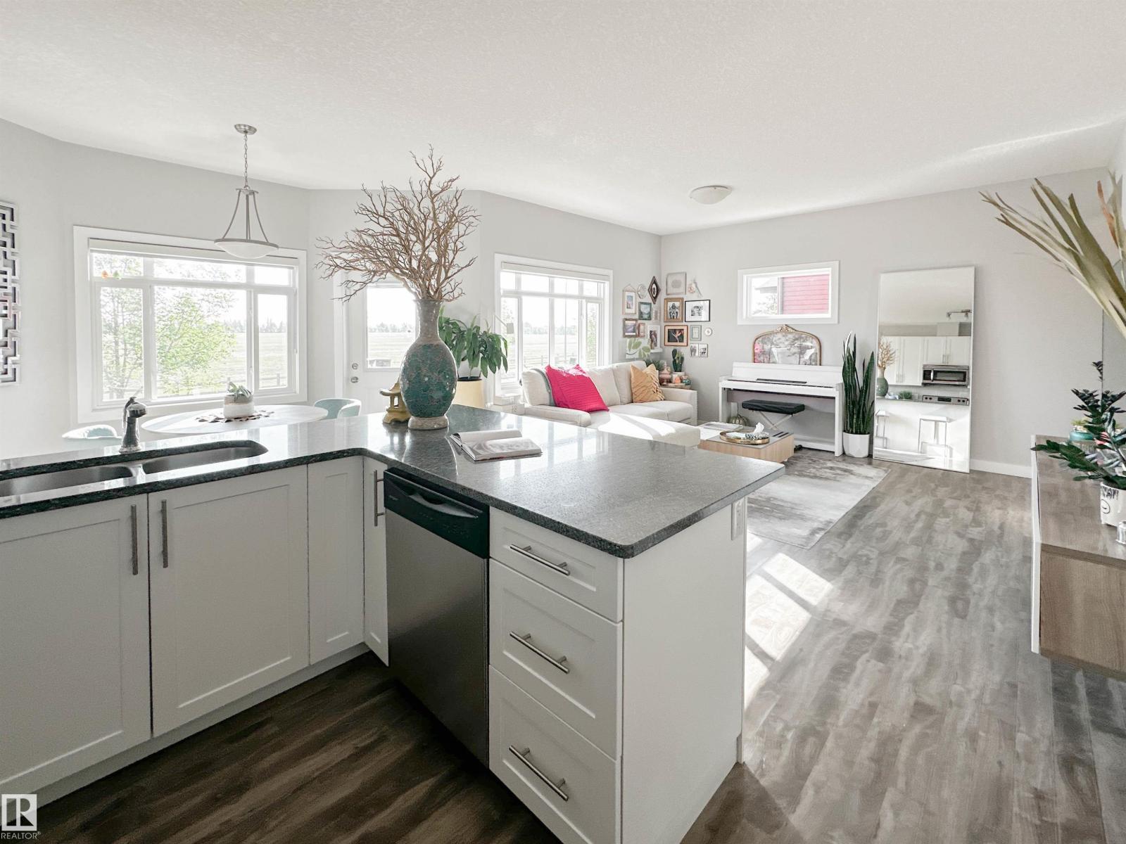 Photo 9 of 6 16537 130 A St Nw, Edmonton AB