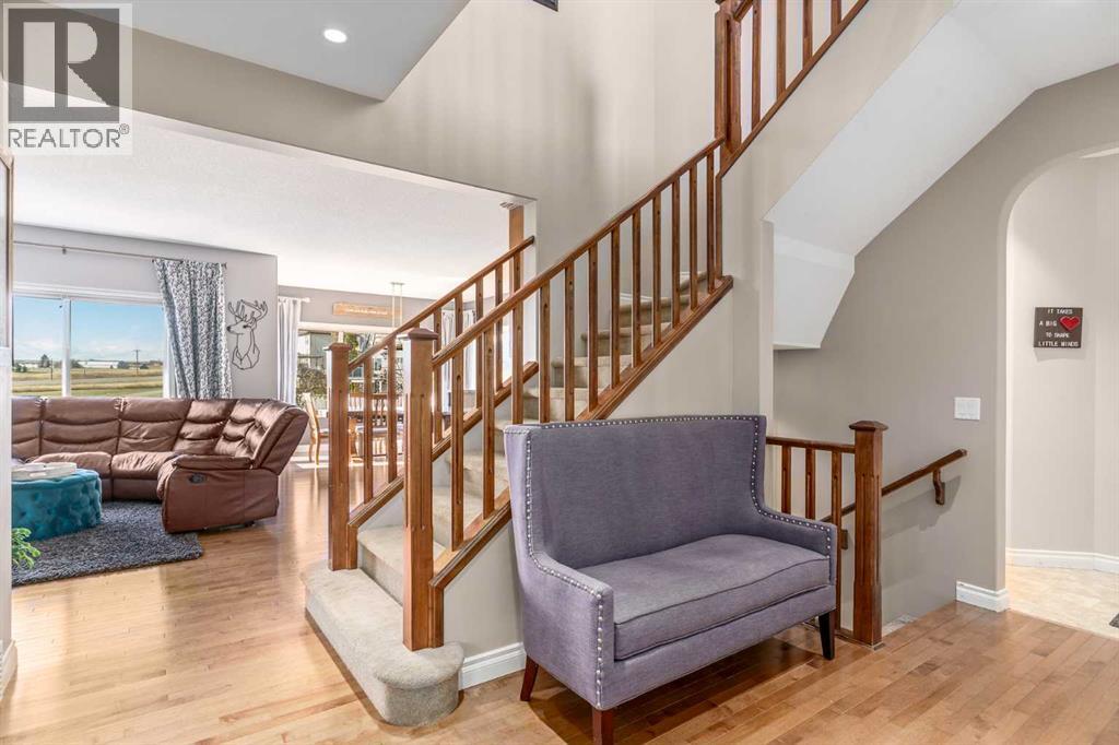Photo 4 of 507 Westmount Close, Okotoks AB